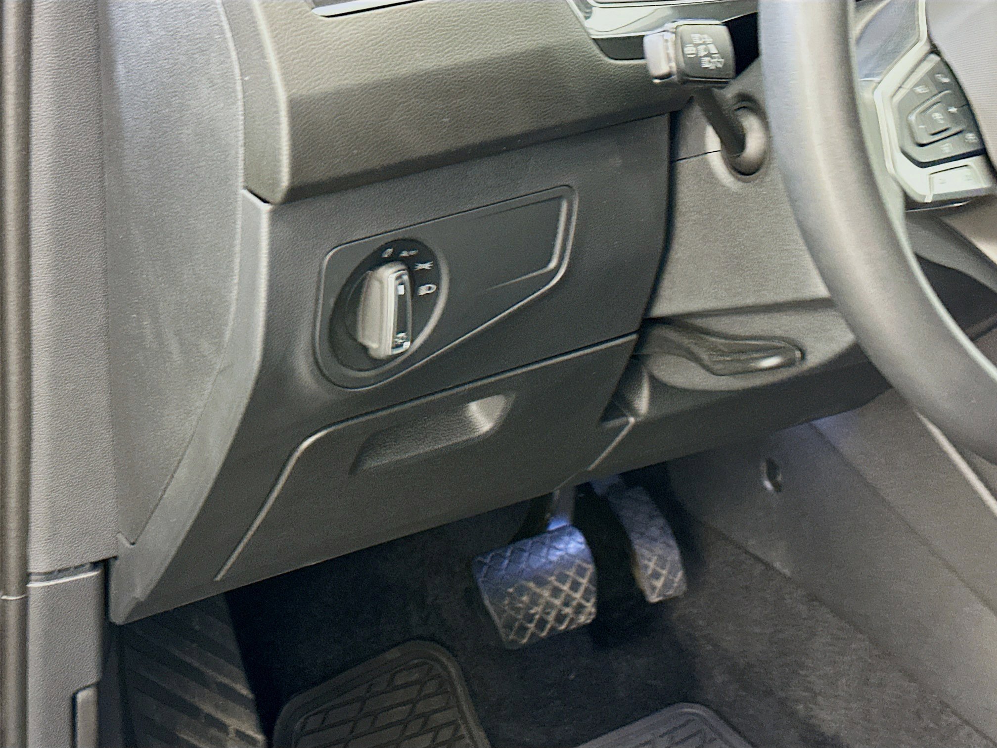 Used 2024 Volkswagen Tiguan SE w/ MDO Package, Two-Row image 17