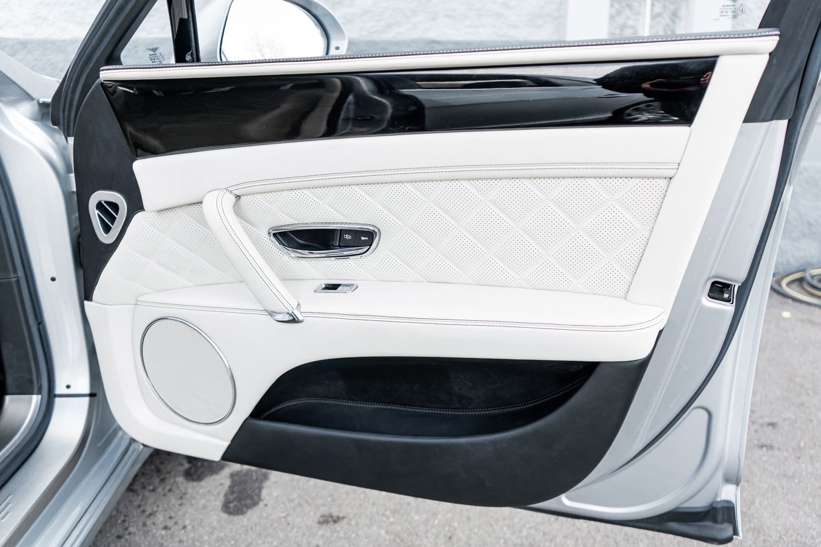 Used 2018 Bentley Flying Spur V8 image 39