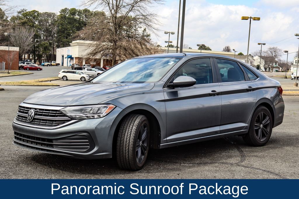 Used 2023 Volkswagen Jetta SE w/ Panoramic Sunroof Package image 3