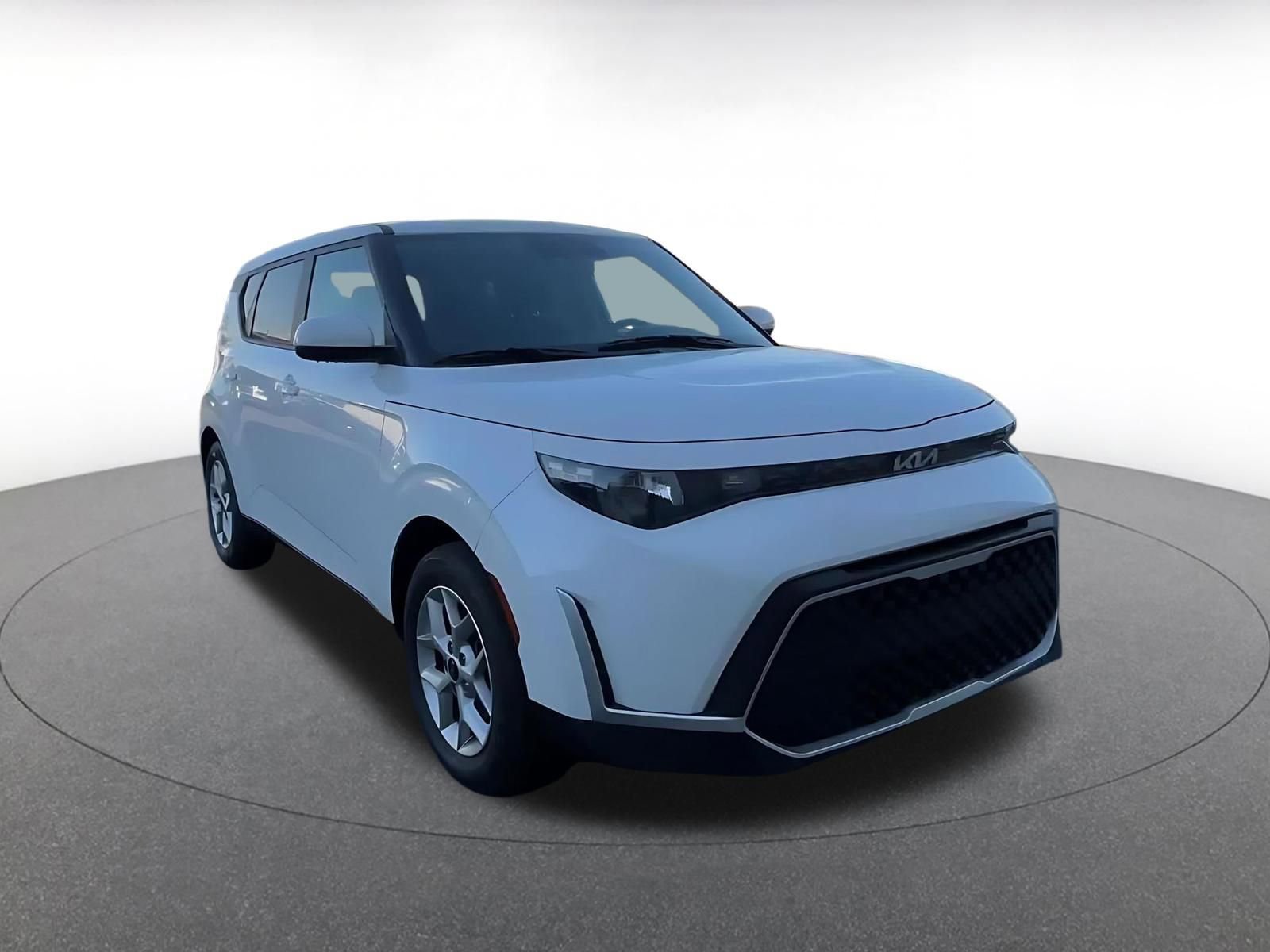 Used 2025 Kia Soul LX w/ LX Technology Package FWD image 3