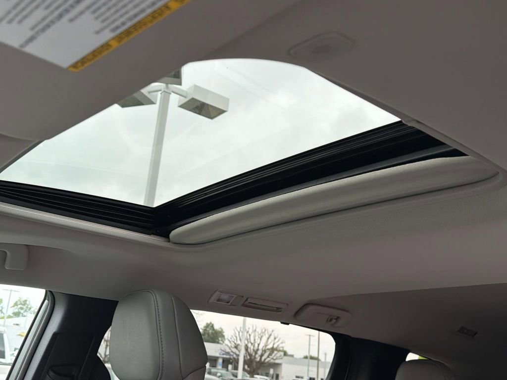 Used 2025 Toyota Sienna XLE image 28