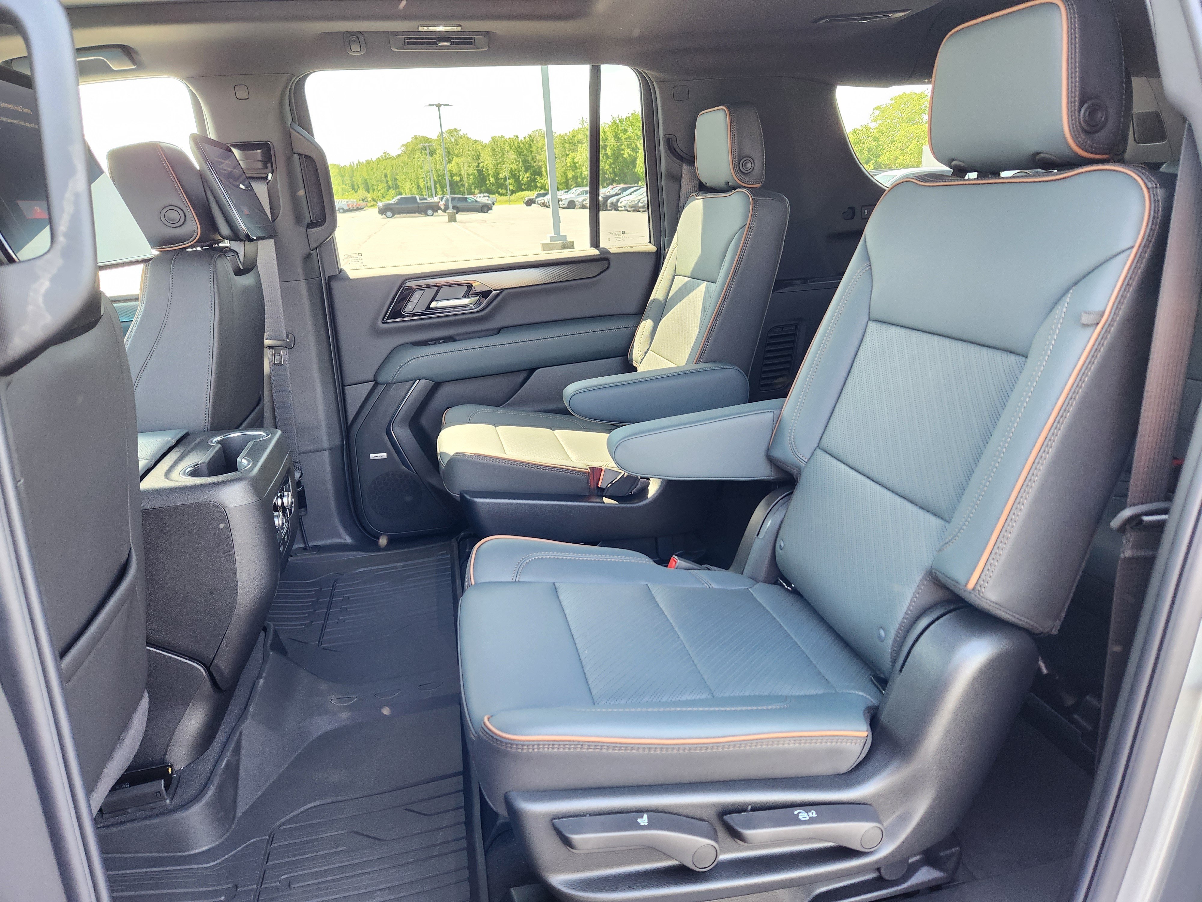 New 2026 GMC Yukon XL AT4 w/ AT4 Premium Plus Package AWD/4WD image 9