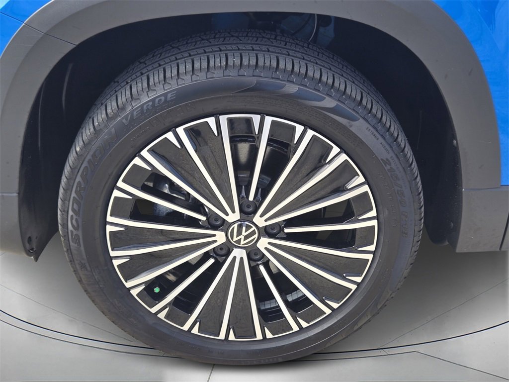 Certified 2025 Volkswagen Taos SE image 9