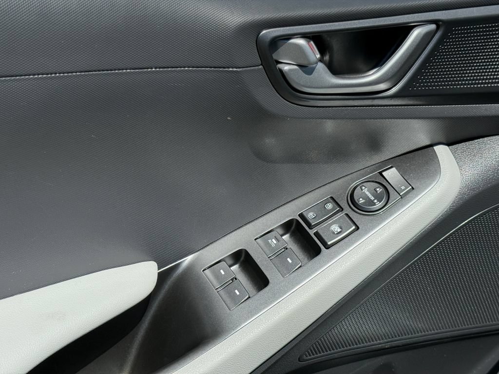Used 2022 Hyundai Ioniq SE FWD image 11