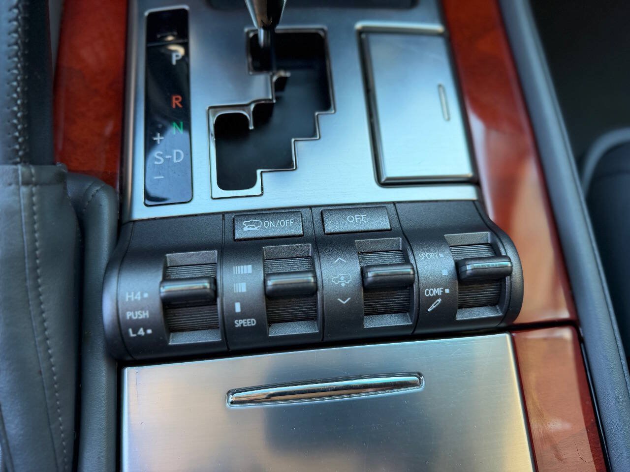 Used 2010 Lexus LX 570 4WD w/ Preferred Accessory Package image 22