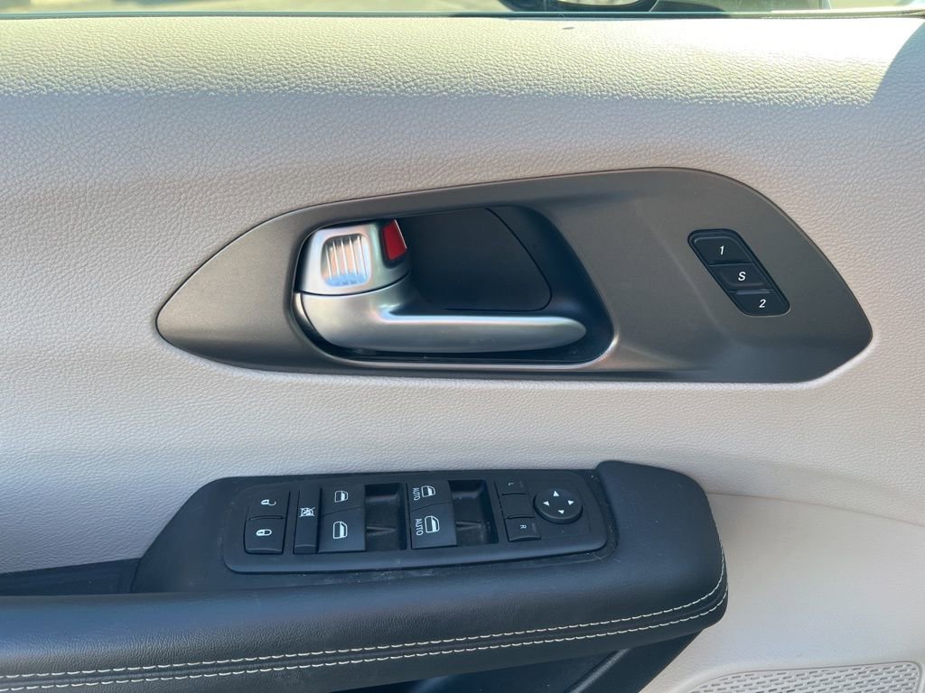 Used 2024 Chrysler Pacifica Touring-L image 9