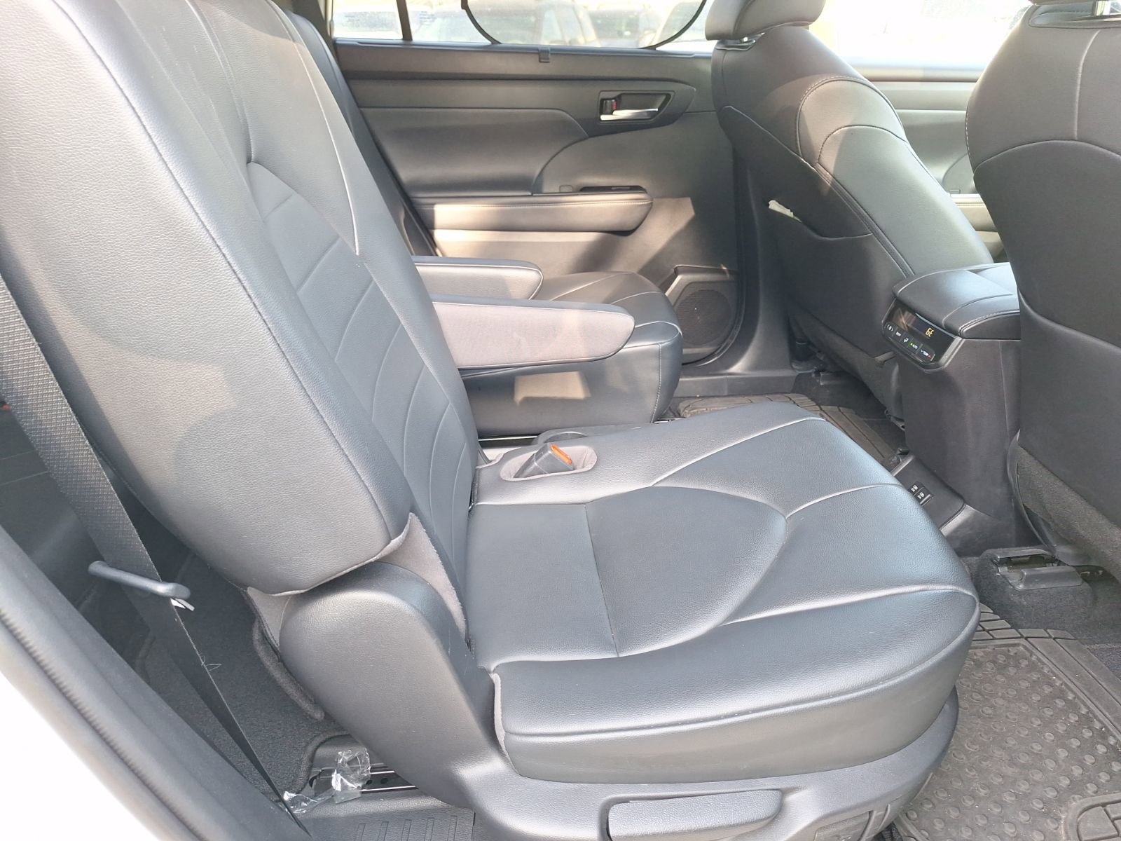 Used 2020 Toyota Highlander XLE FWD image 31