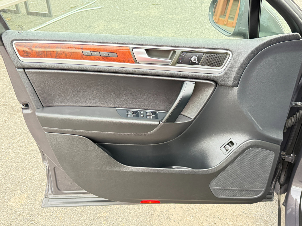 Used 2012 Volkswagen Touareg VR6 image 15