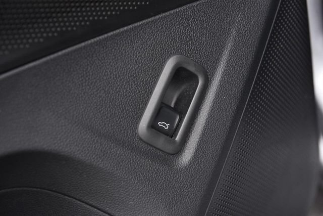 Certified 2025 Volkswagen Tiguan SE FWD image 9