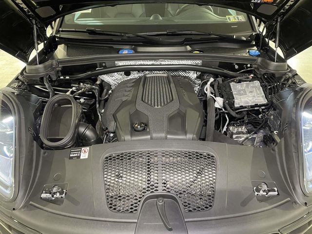 Certified 2025 Porsche Macan image 23