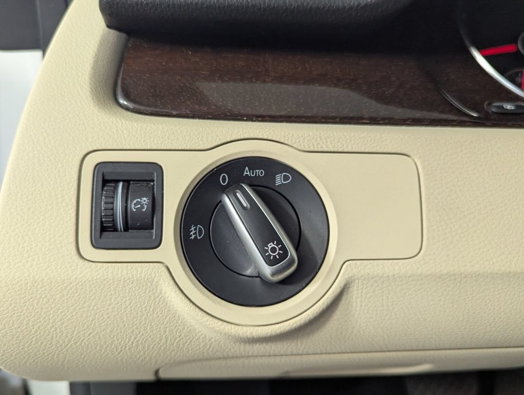 Used 2012 Volkswagen CC Lux FWD image 14