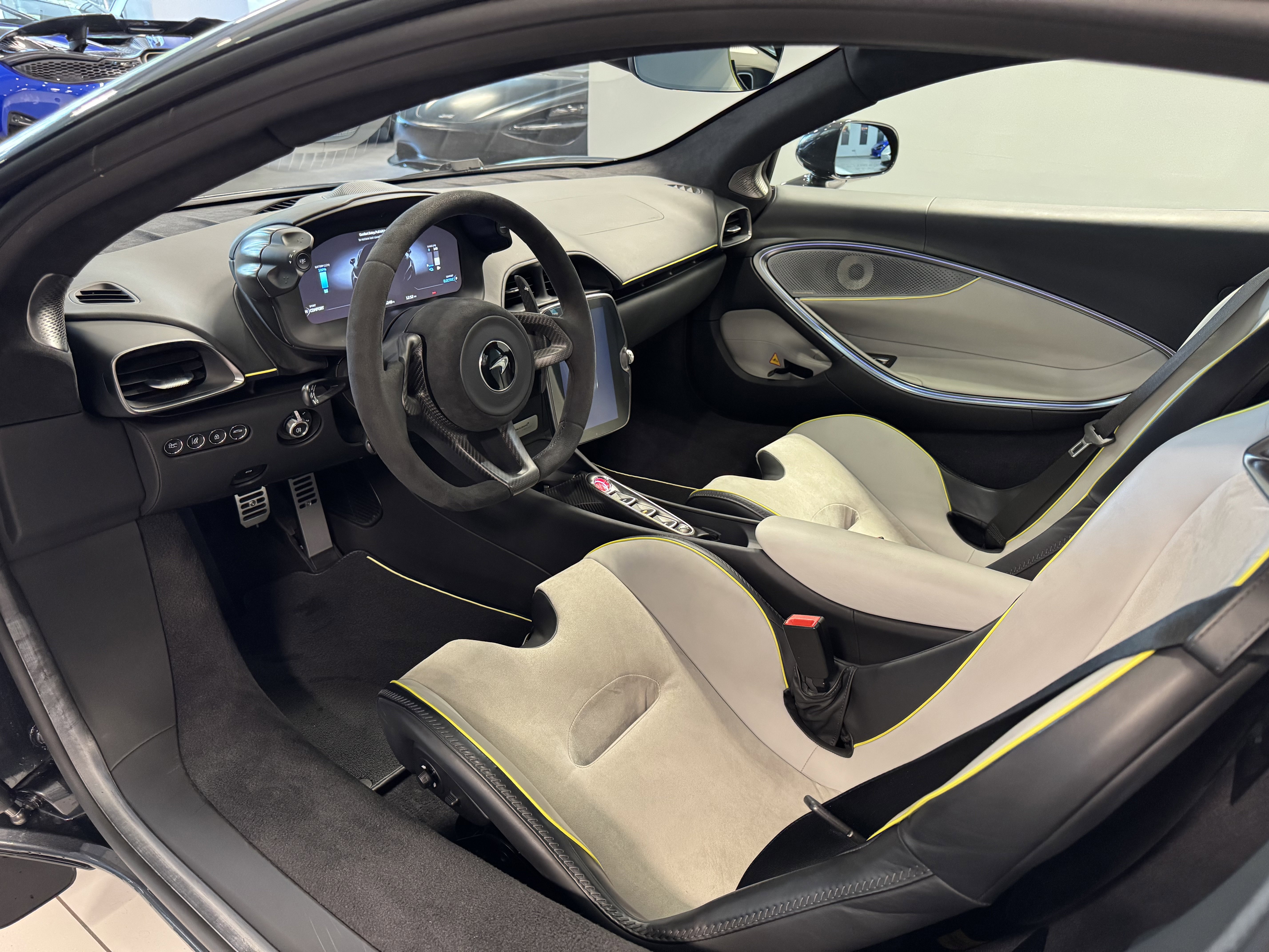 Used 2023 McLaren Artura image 8