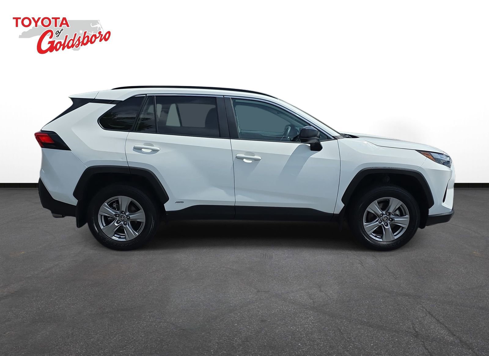 Used 2025 Toyota RAV4 LE AWD/4WD image 4