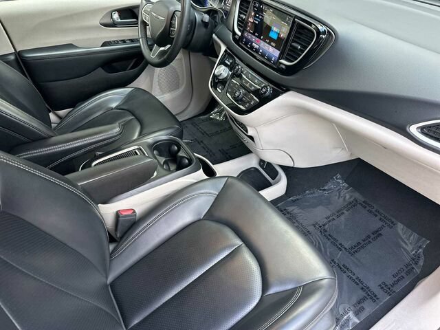 Used 2023 Chrysler Pacifica Touring-L FWD image 19