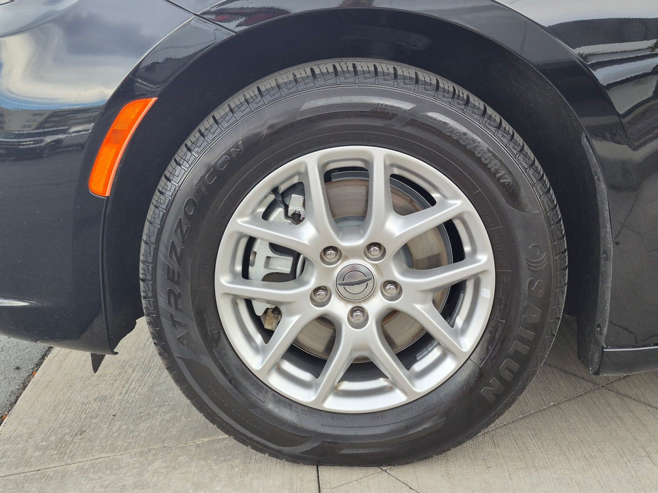 Used 2024 Chrysler Pacifica Touring-L FWD image 12