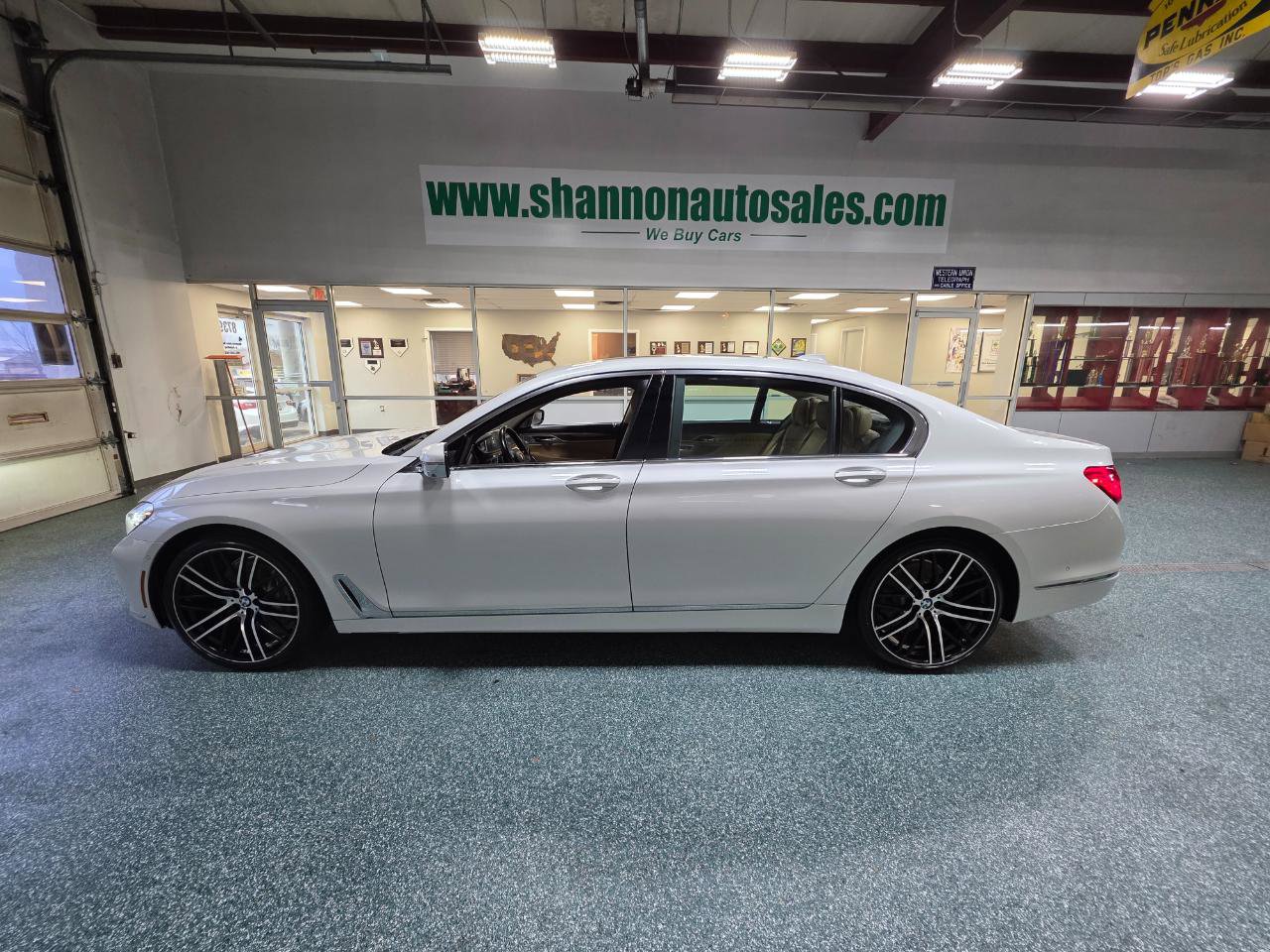 Used 2017 BMW 740i xDrive image 11