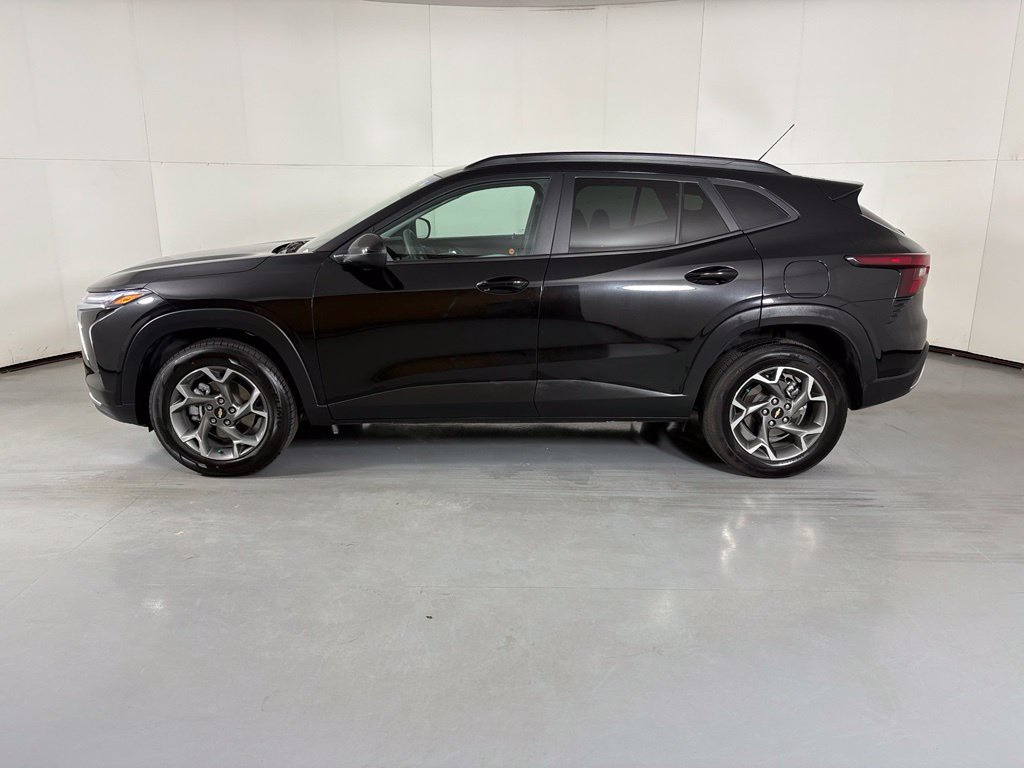 Used 2025 Chevrolet Trax LT FWD image 5