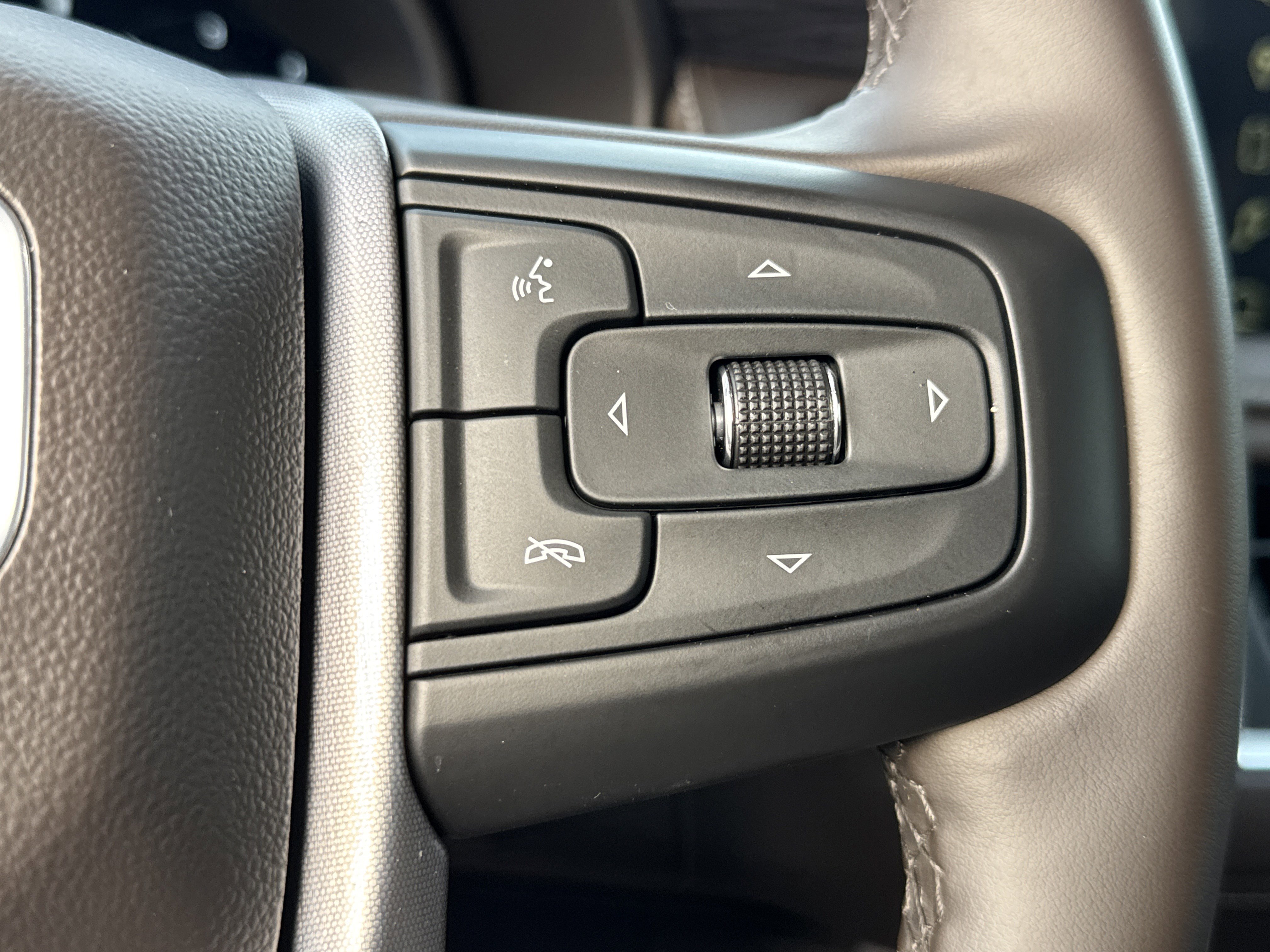 Used 2024 GMC Yukon XL SLT w/ SLT Luxury Package image 21