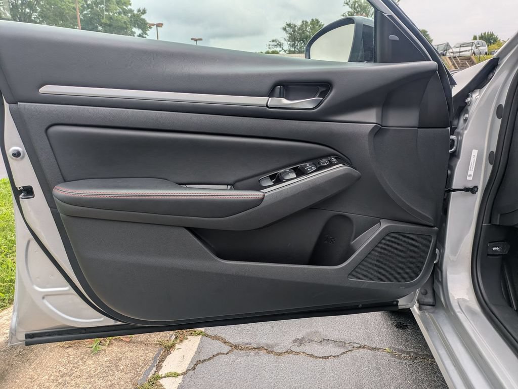 Used 2025 Nissan Altima 2.5 SR FWD image 11