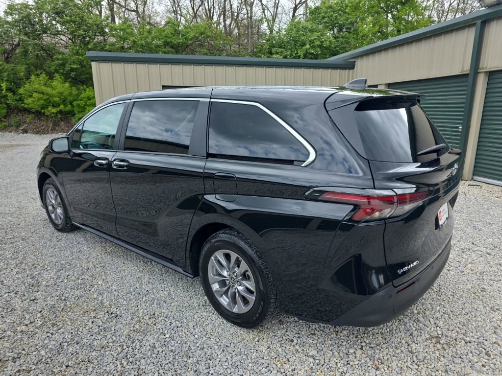 Used 2025 Toyota Sienna XLE AWD/4WD image 4