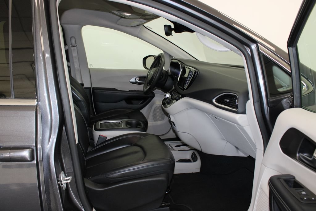 Used 2023 Chrysler Pacifica Touring-L FWD image 11