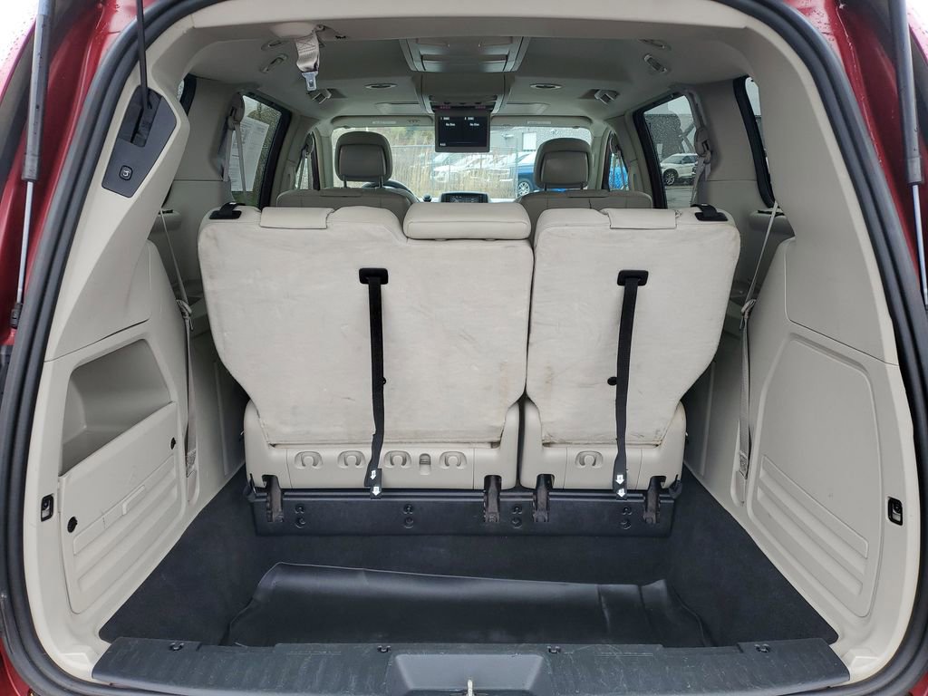 Used 2016 Chrysler Town & Country Touring-L image 29