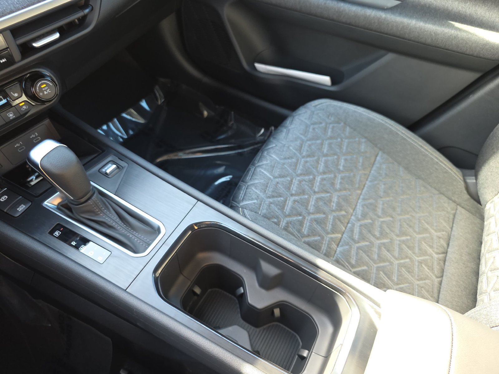 New 2027 Nissan Kicks SV w/ SV Premium Package FWD image 24