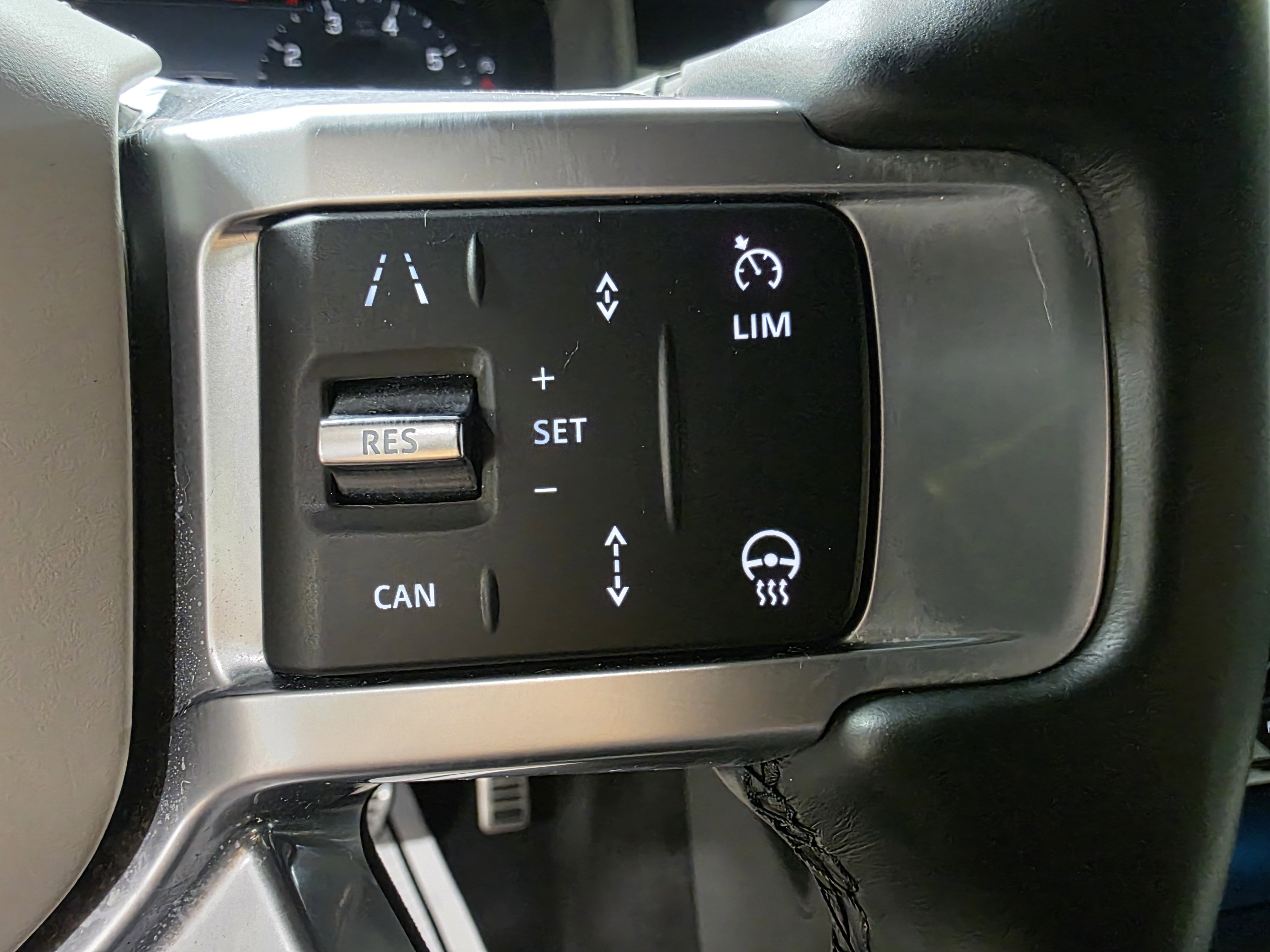 Used 2024 Land Rover Discovery Metropolitan Edition image 33