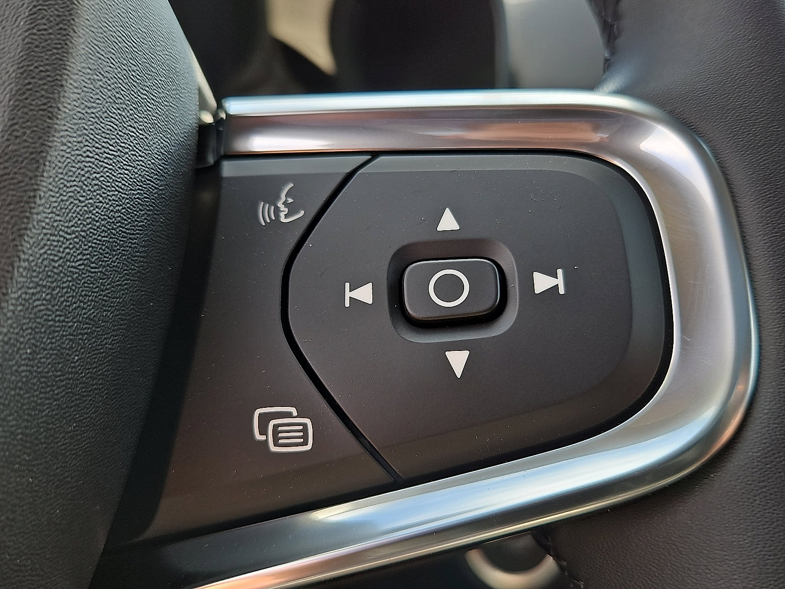 New 2026 Volvo XC40 B5 Plus w/ Protection Package Premier AWD/4WD image 19