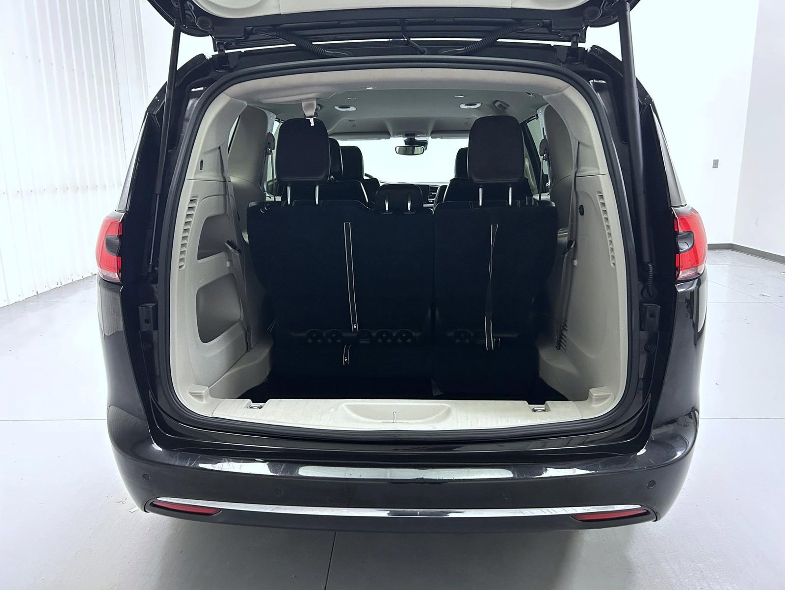 Used 2023 Chrysler Pacifica Touring-L image 20