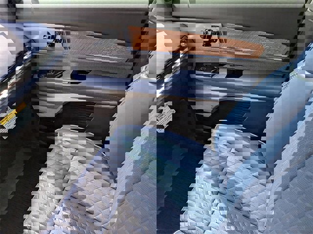 New 2026 Cadillac Vistiq Premium Luxury w/ LPO, Floor Liner Package image 18