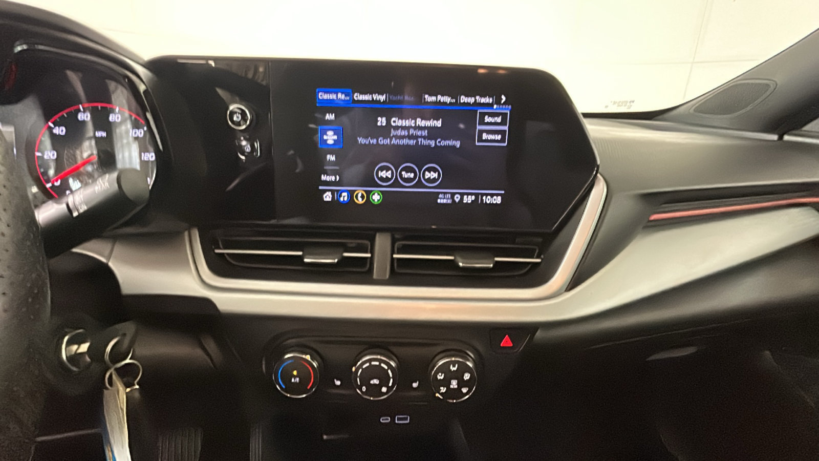 Used 2025 Chevrolet Trax RS w/ Sunroof Package FWD image 27