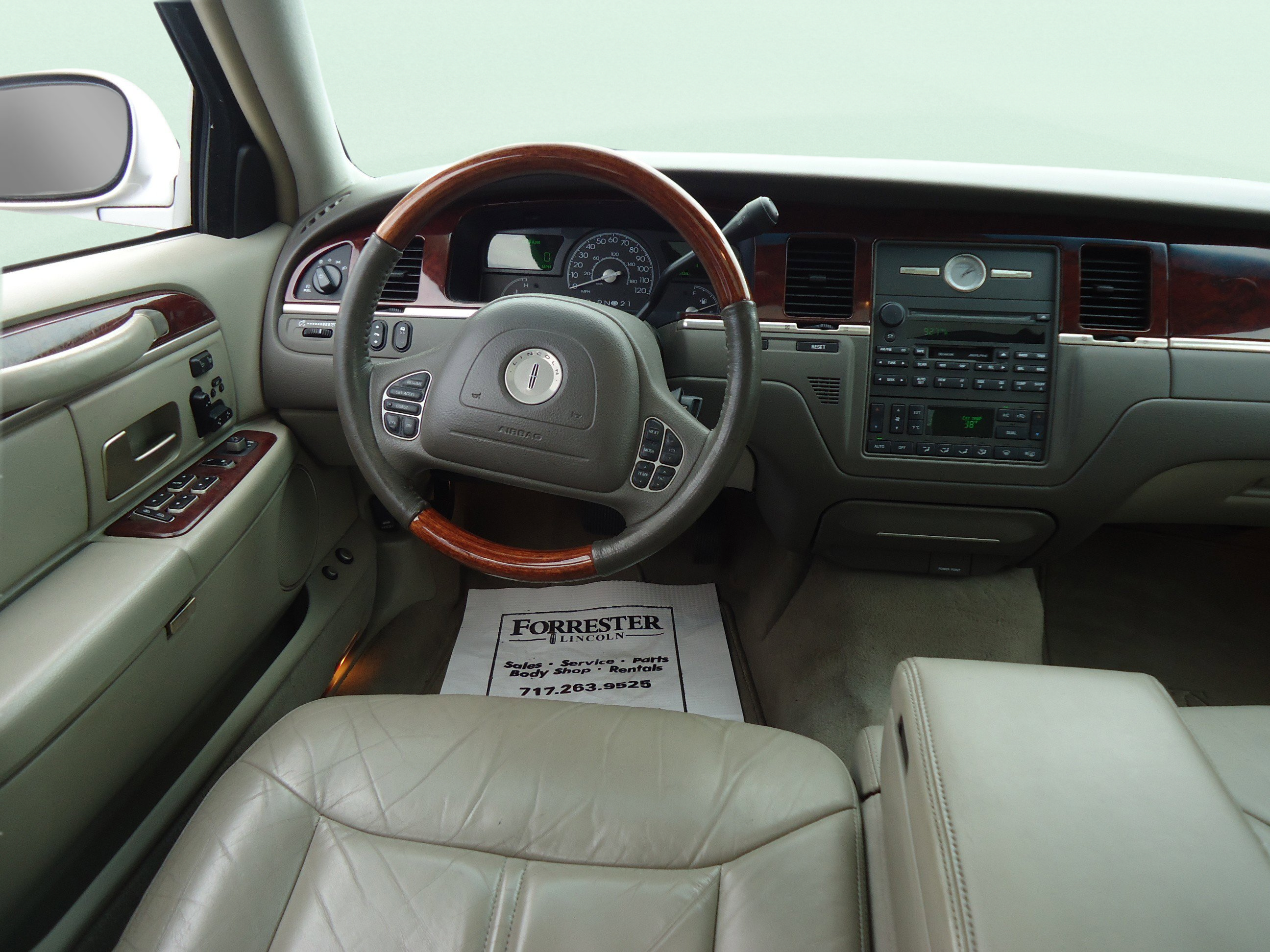 Used 2003 Lincoln Town Car Cartier RWD image 12