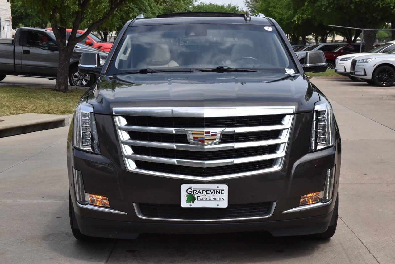 Used 2020 Cadillac Escalade Luxury image 3
