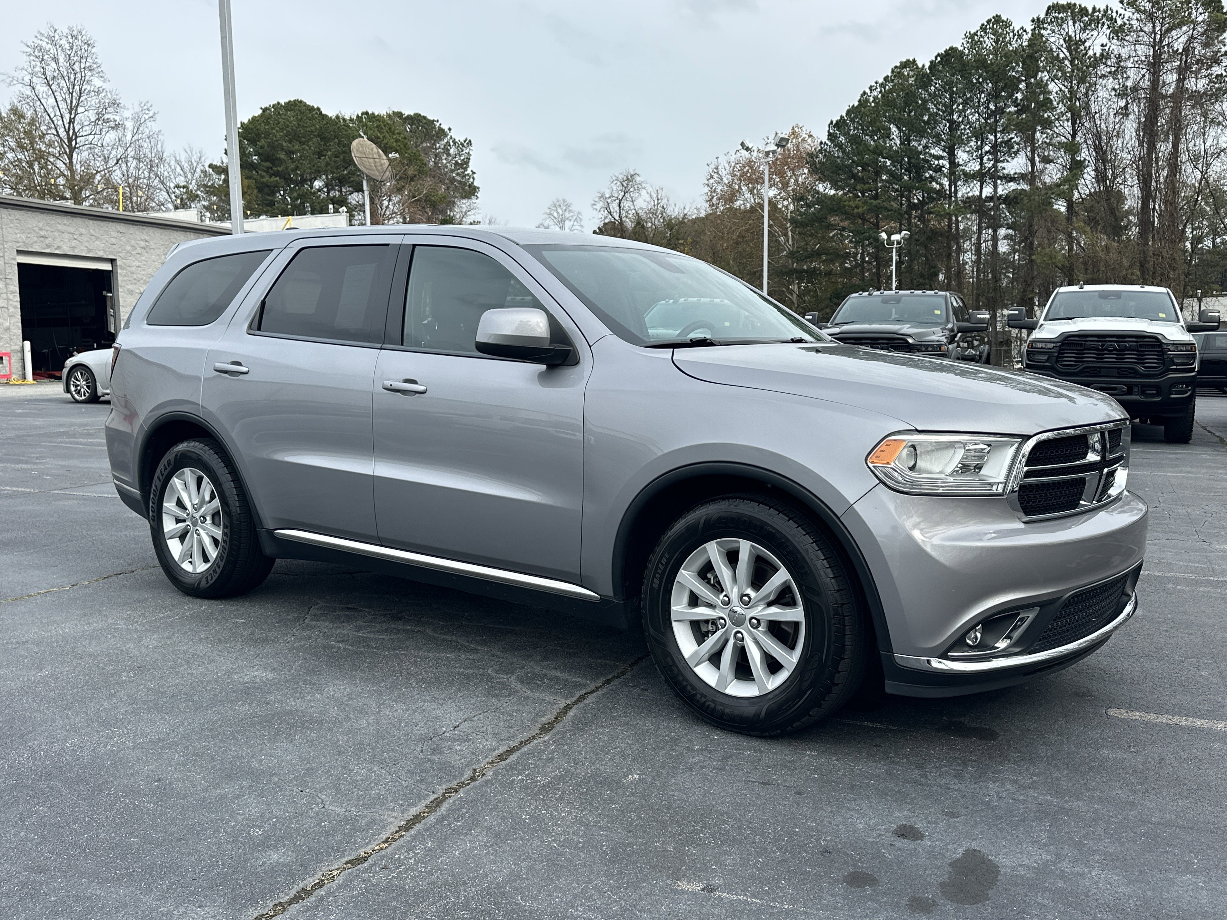 Used 2015 Dodge Durango SXT image 2