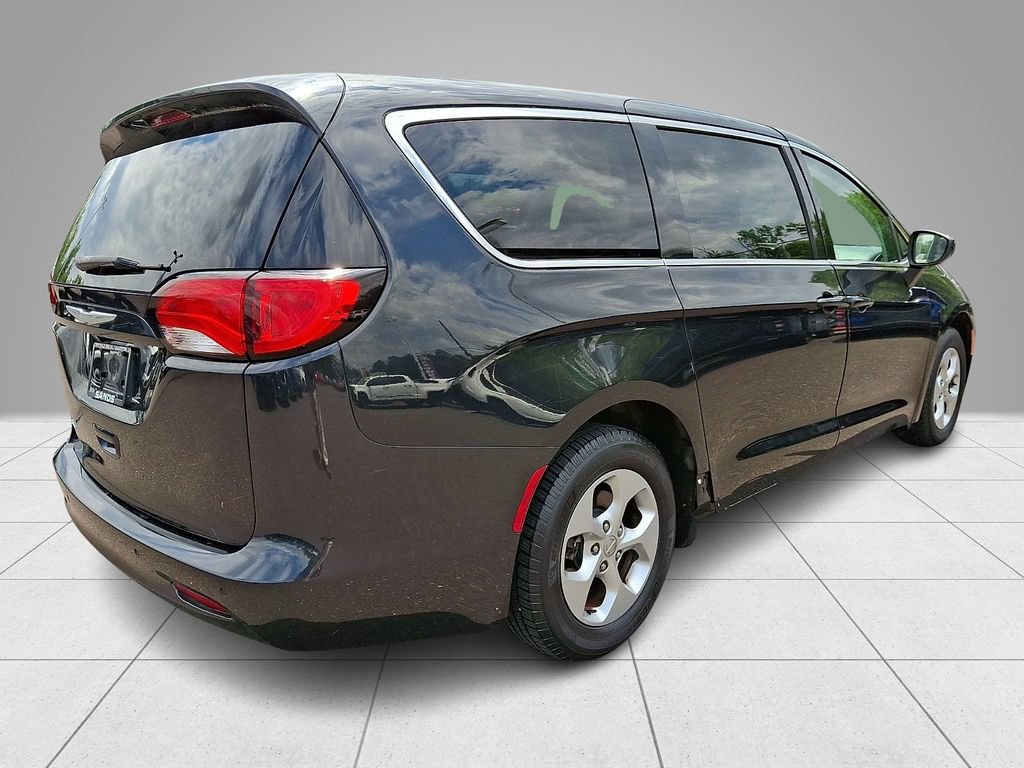 Used 2017 Chrysler Pacifica LX w/ Tire & Wheel Group FWD image 5