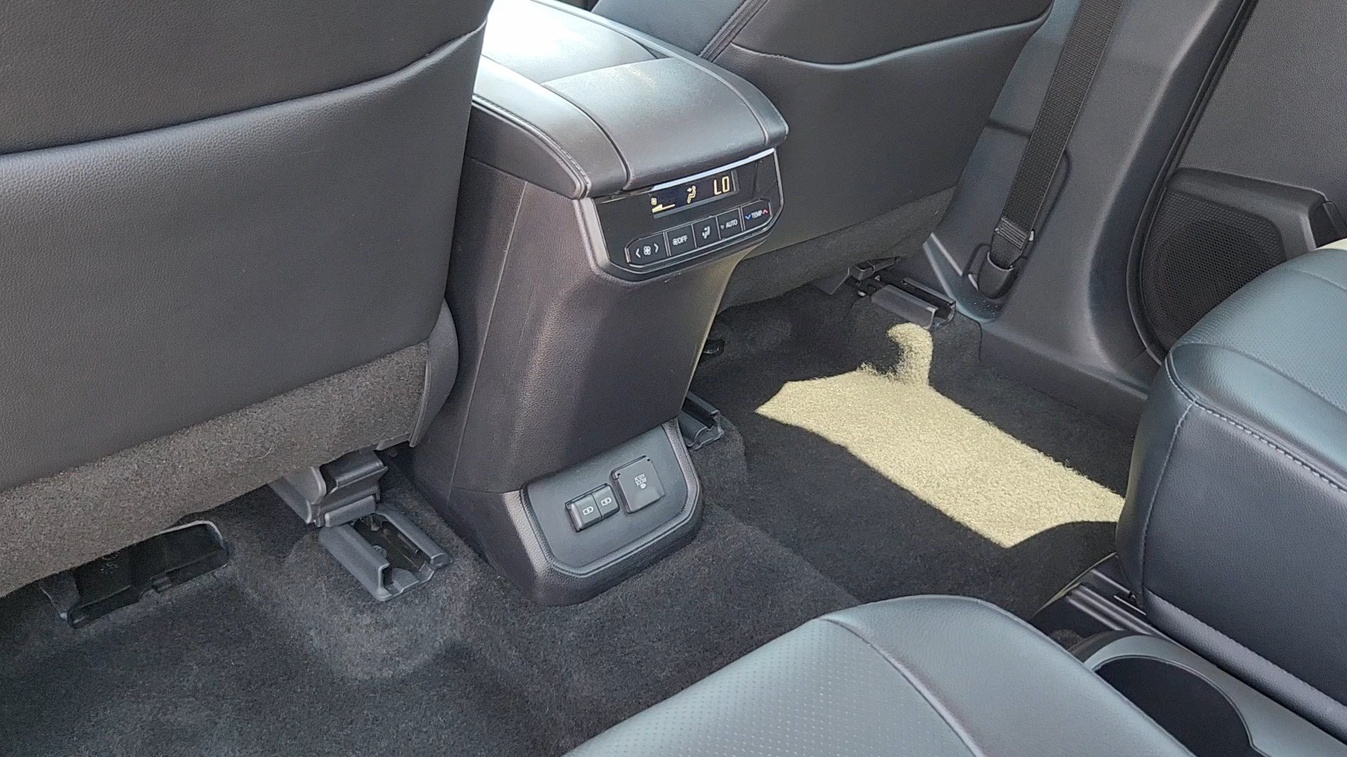 Used 2025 Toyota Highlander Limited AWD/4WD image 17