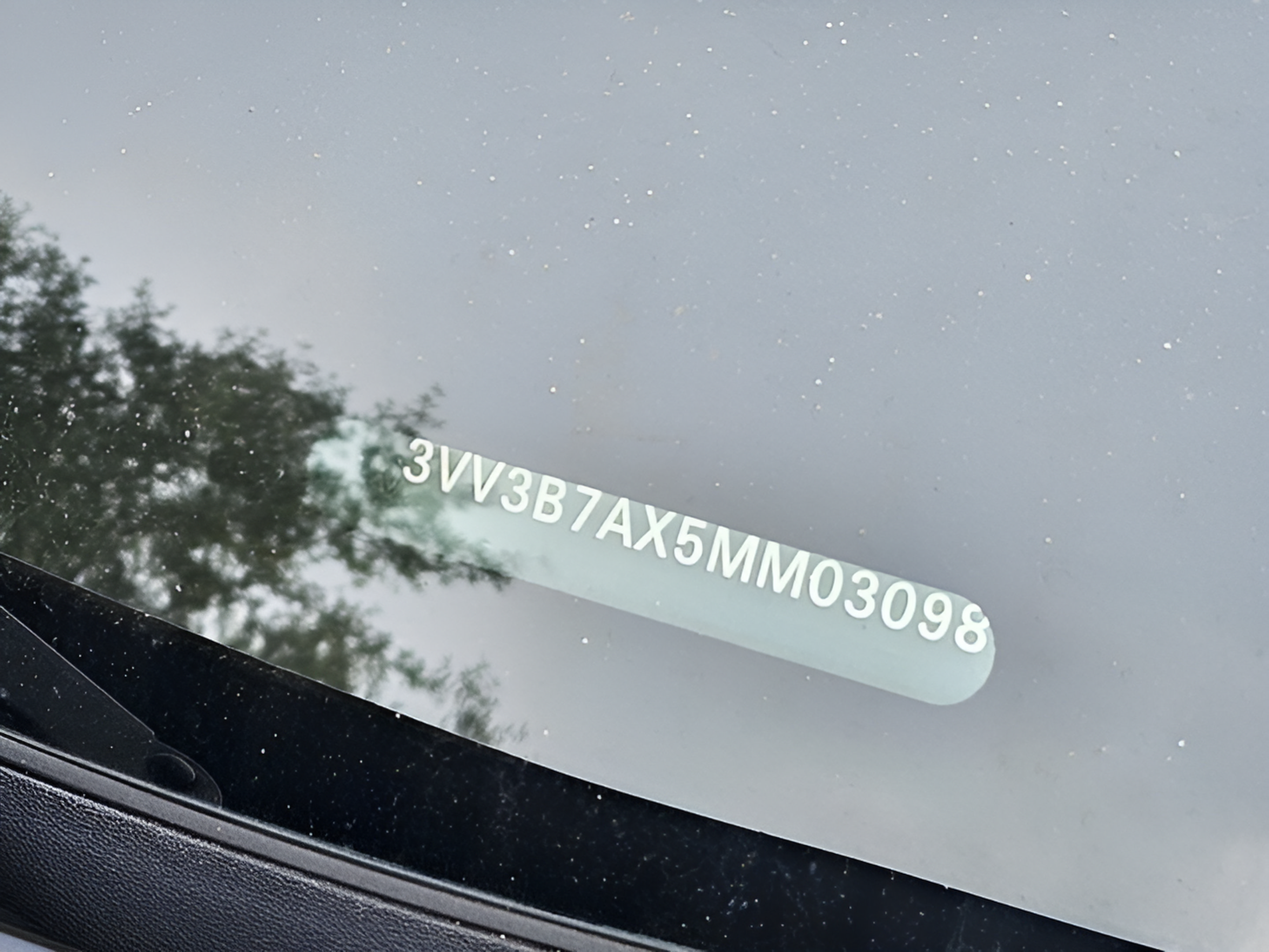Used 2021 Volkswagen Tiguan SE w/ Panoramic Sunroof Package FWD image 10