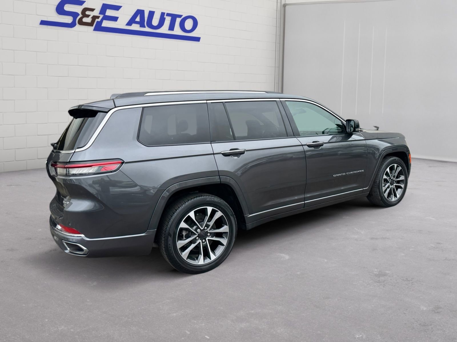 Used 2022 Jeep Grand Cherokee L Overland w/ Luxury Tech Group IV AWD/4WD image 4