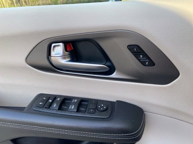Used 2023 Chrysler Pacifica Touring-L AWD/4WD image 17