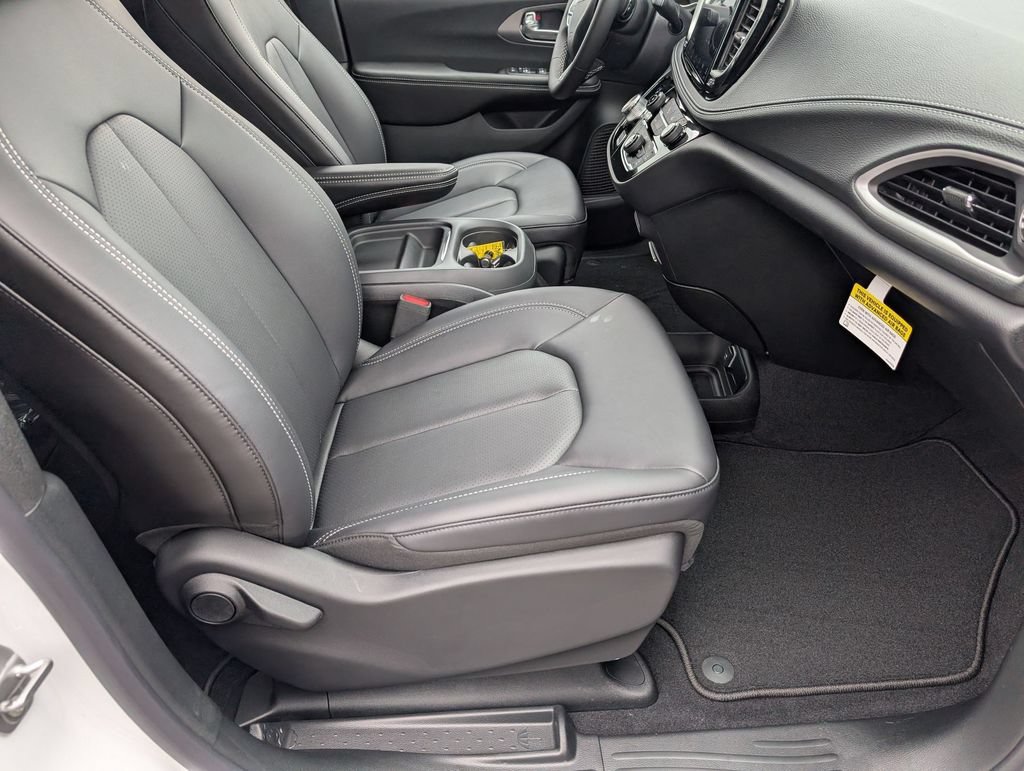 New 2027 Chrysler Pacifica Select FWD image 30