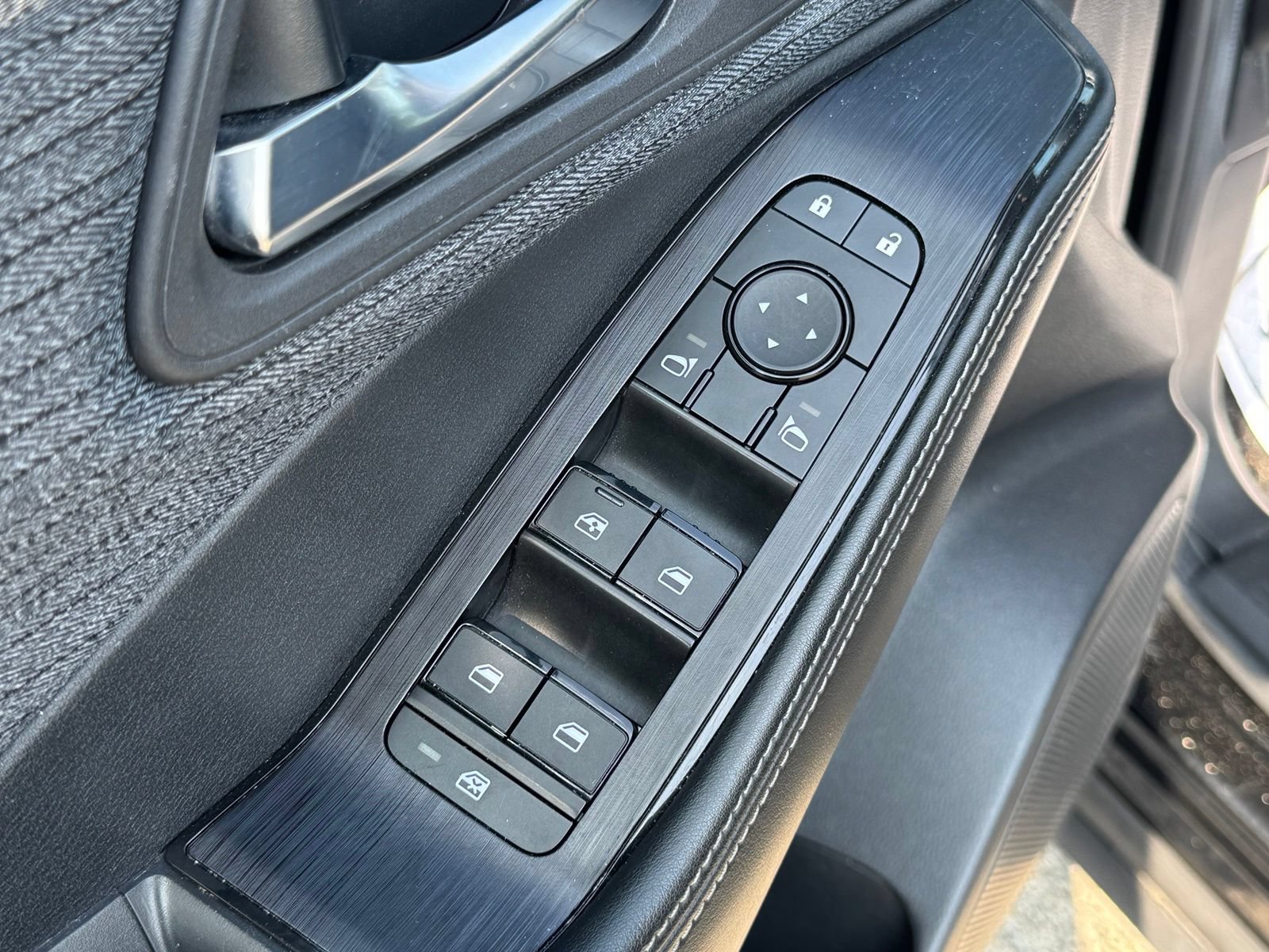 Used 2023 Nissan Rogue SV AWD/4WD image 12