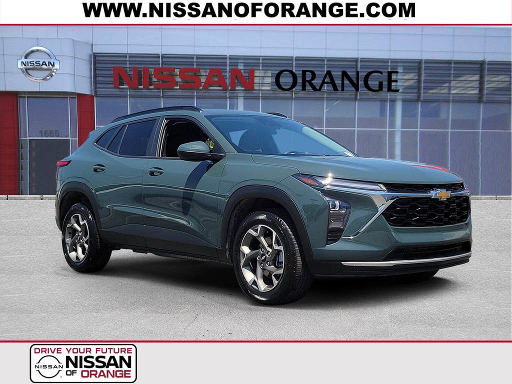 Used 2025 Chevrolet Trax LT FWD image 1