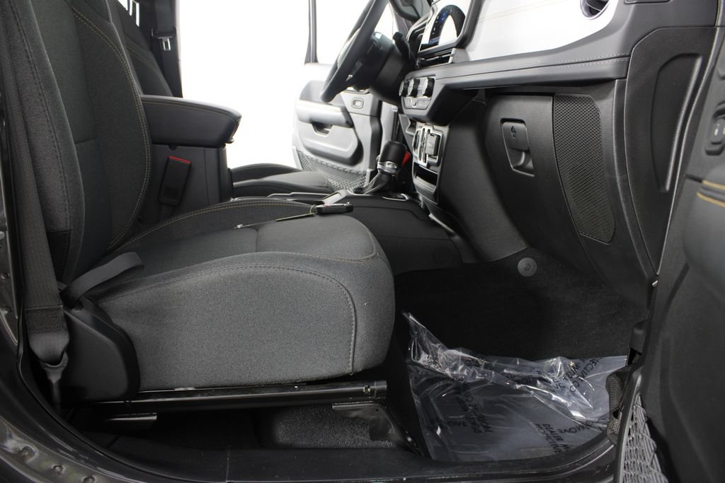 Used 2025 Jeep Wrangler Unlimited Sahara AWD/4WD image 19