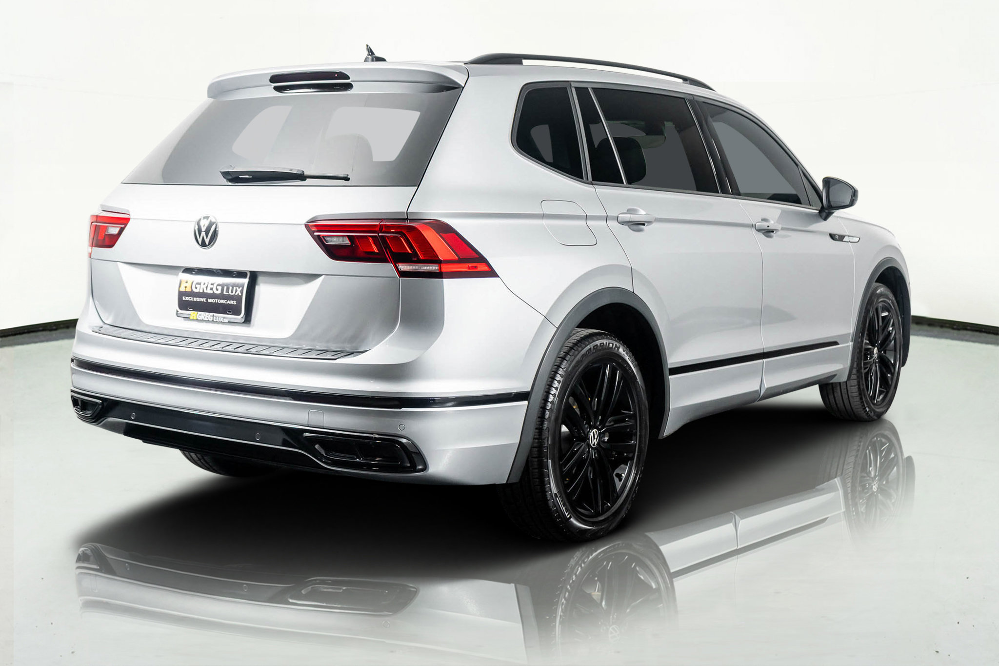 Used 2022 Volkswagen Tiguan SE R-Line image 45