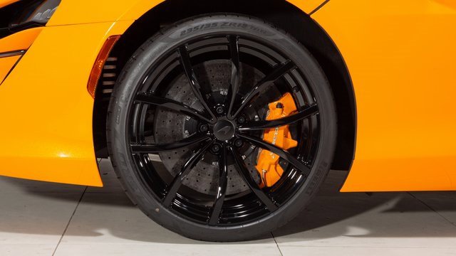 New 2025 McLaren Artura image 9