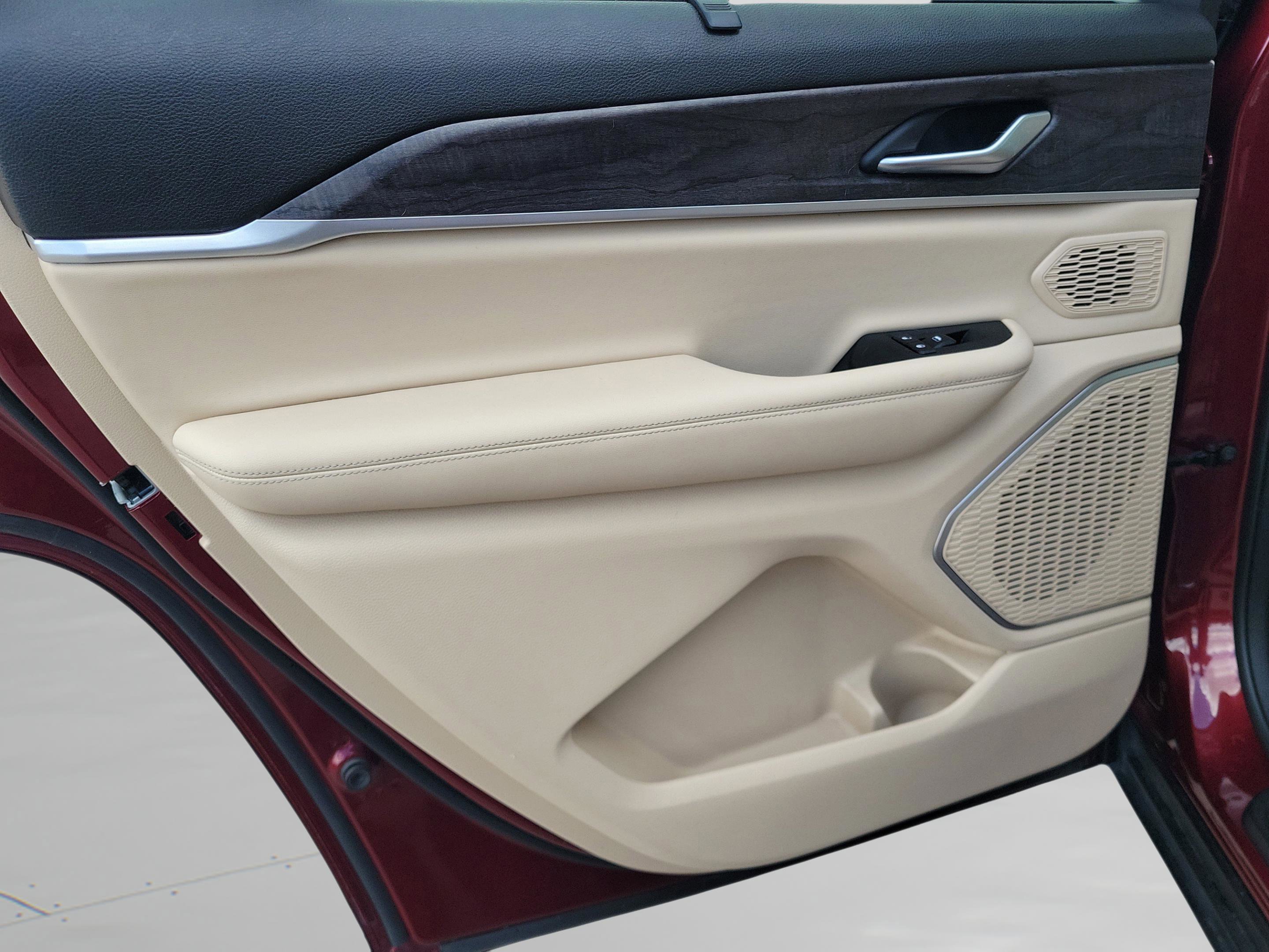 Used 2022 Jeep Grand Cherokee L Limited w/ Luxury Tech Group II image 12