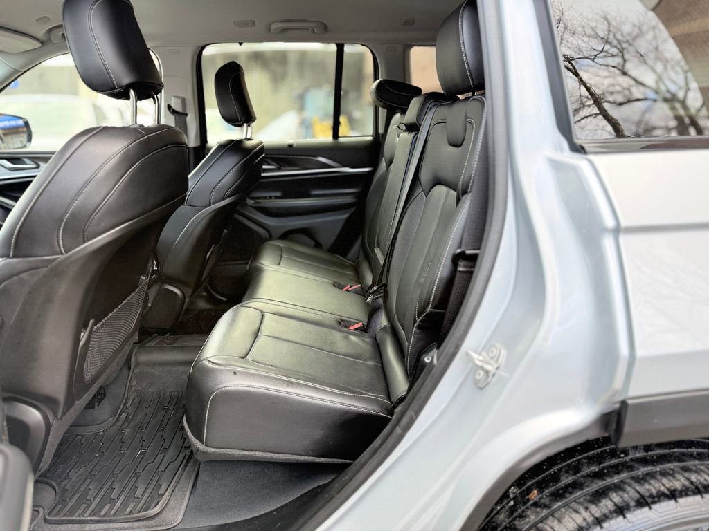 Used 2023 Jeep Grand Cherokee Limited w/ Luxury Tech Group II image 16