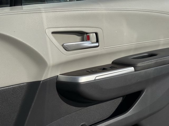 Used 2022 Toyota Sienna XLE FWD image 28
