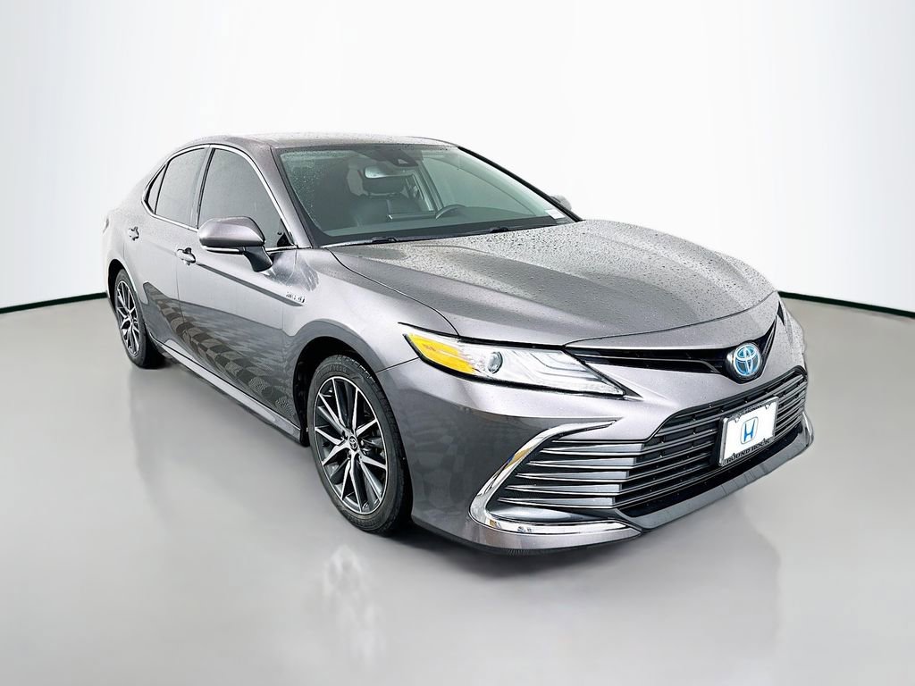 Used 2021 Toyota Camry XLE FWD image 3